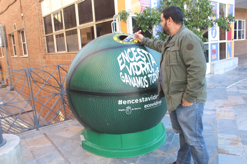 Se colocan 5 igls con forma de pelota de baloncesto en diferentes puntos del casco urbano.