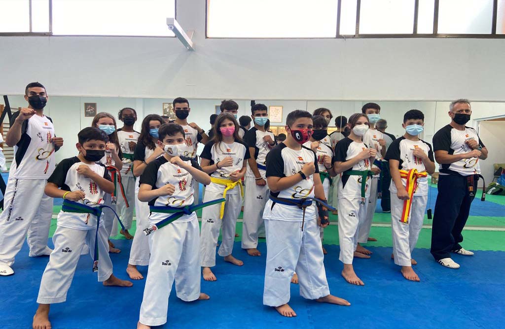 El Club Taekwondo de Totana clausuro la temporada con la entrega de varios cintos 