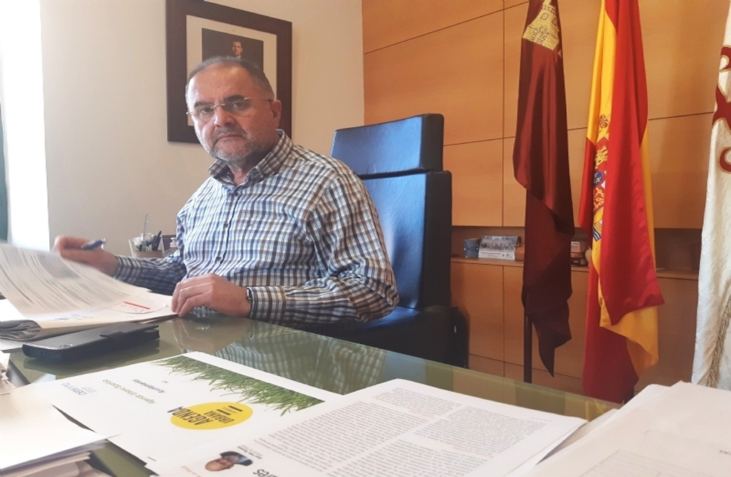 El alcalde de Totana invita a la nueva consejera de Cultura a que conozca las bondades del yacimiento arqueolgico de La Bastida