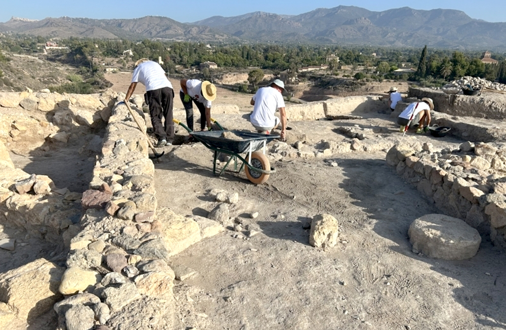 Una casa de poca andalus y otra romana, nuevos descubrimientos en el yacimiento de Las Cabezuelas