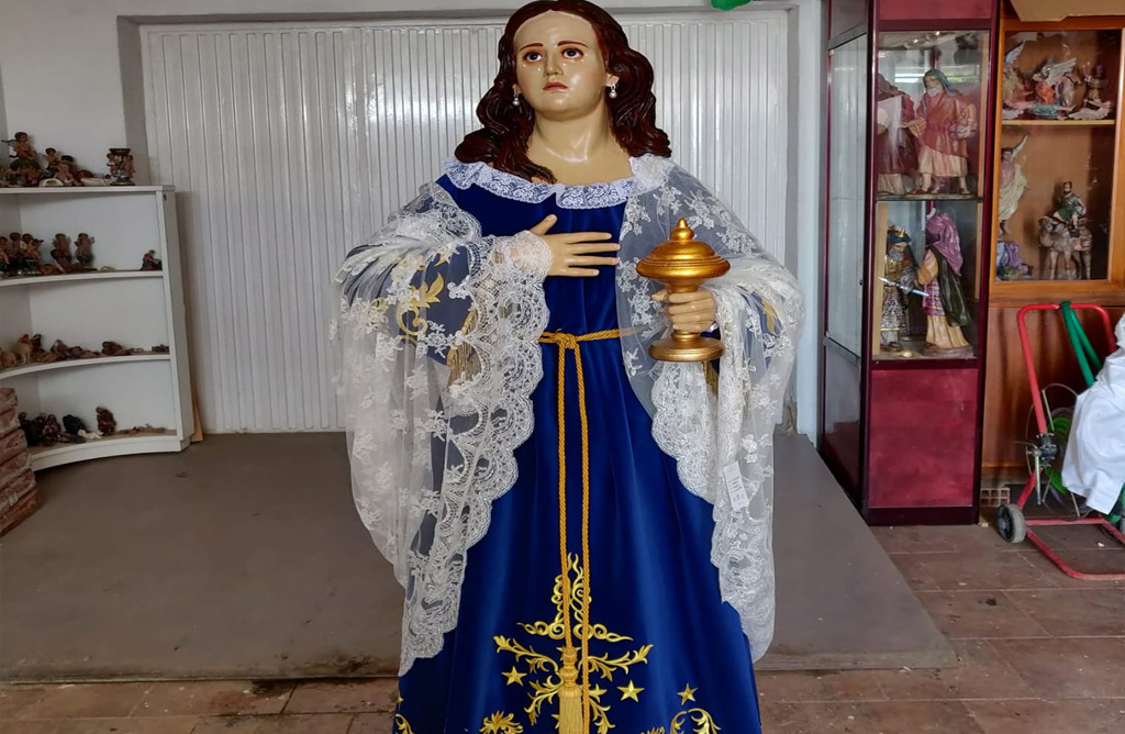 El escultor totanero Fran Carrillo realiza una imagen de Santa Maria Magdalena que sera bendecida el dia de su honomastica