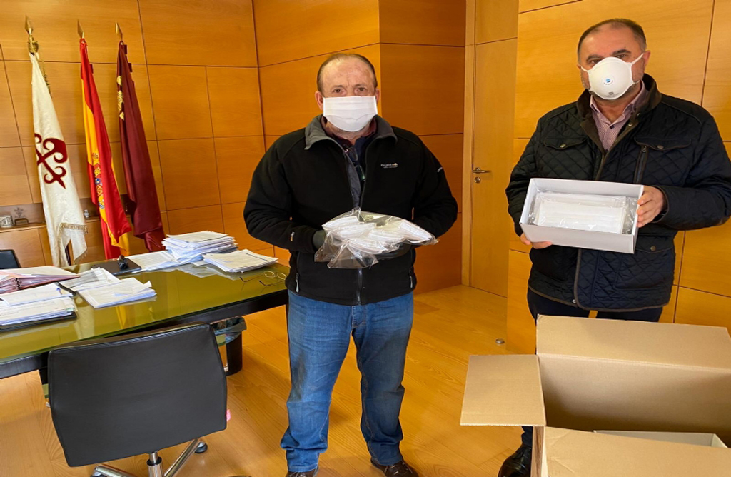 La Comunidad de Regantes entrega al Ayuntamiento de Totana 7.000 mascarillas de proteccin.