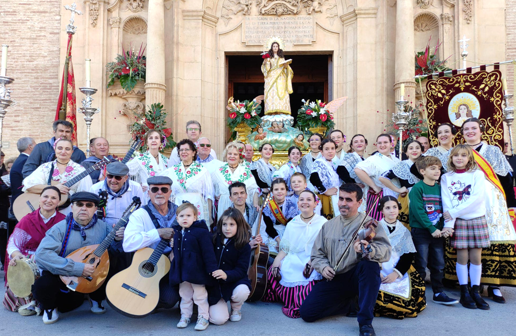 La ofrenda floral pone el broche de oro a las fiestas patronales