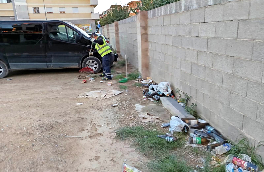 El Ayuntamiento inicia una limpieza de urgencia en los aparcamientos disuasorios ante el incivismo de los ciudadanos